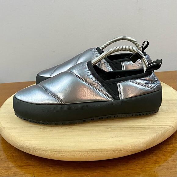 P448 Laby Textile Slippers Women's Sz 40, 9.5 US Silver Quilted Leopard Comfy - Picture 3 of 15